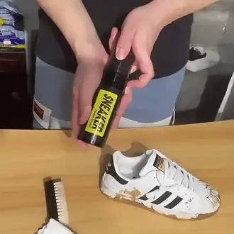 Set sa penom za čišćenje obuće