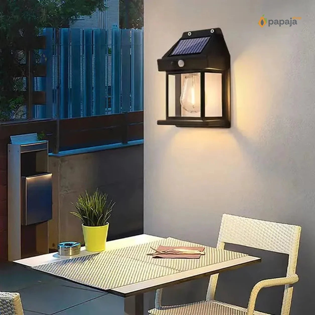 Solarna lampa sa Edison sijalicom za dvorište