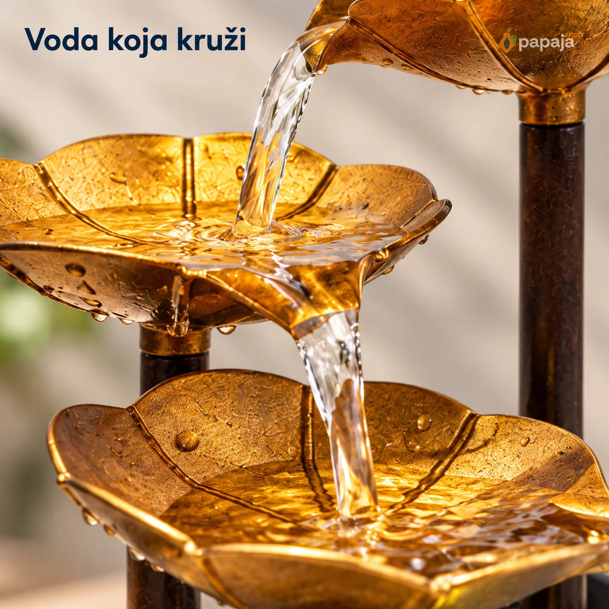 Detalj vodenog toka između listova.