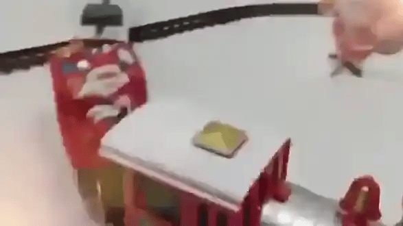 Novogodišnji vozić sa dodacima i prazničnom muzikom